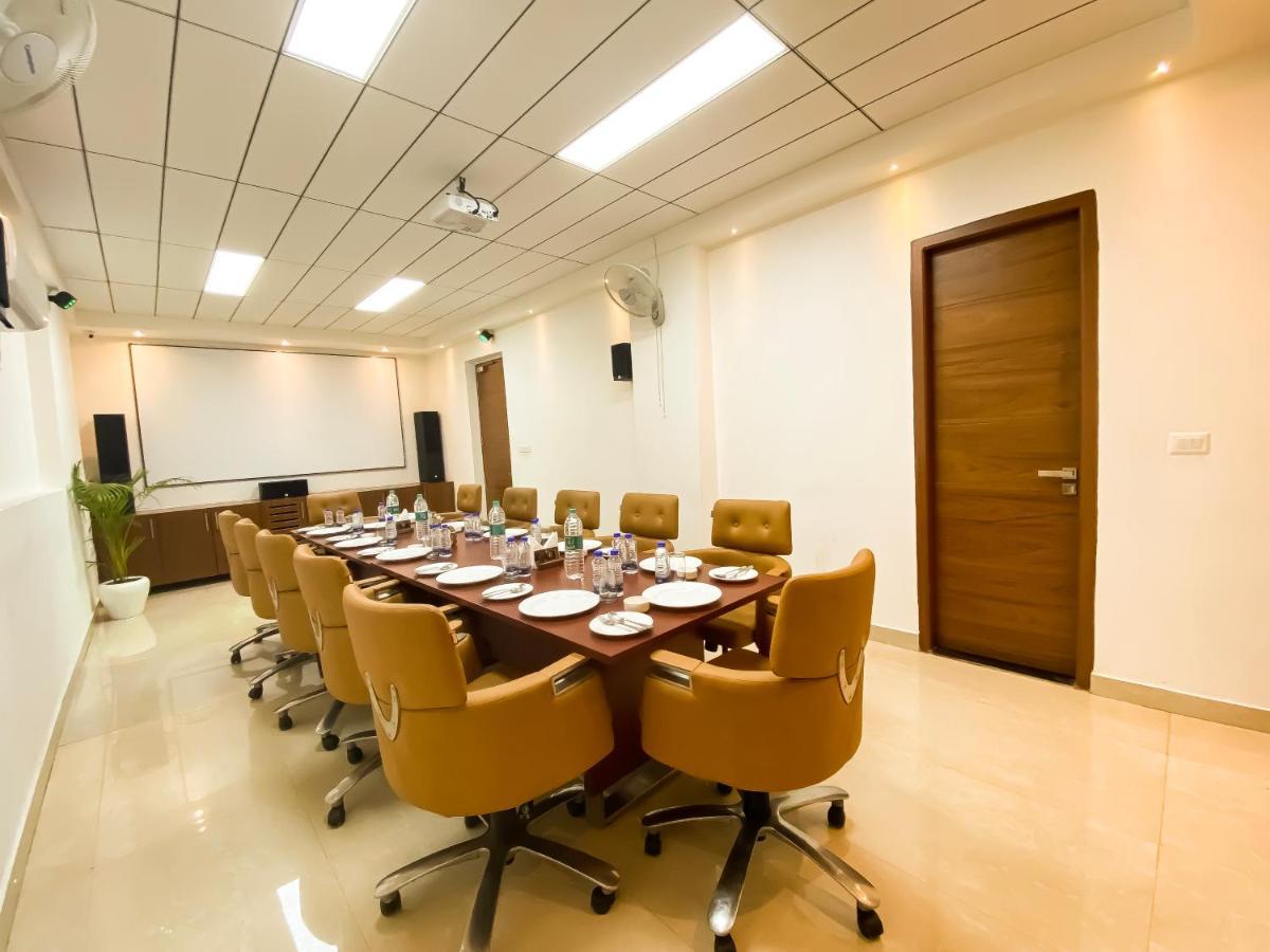 Sky Suites Гургаон Екстериор снимка