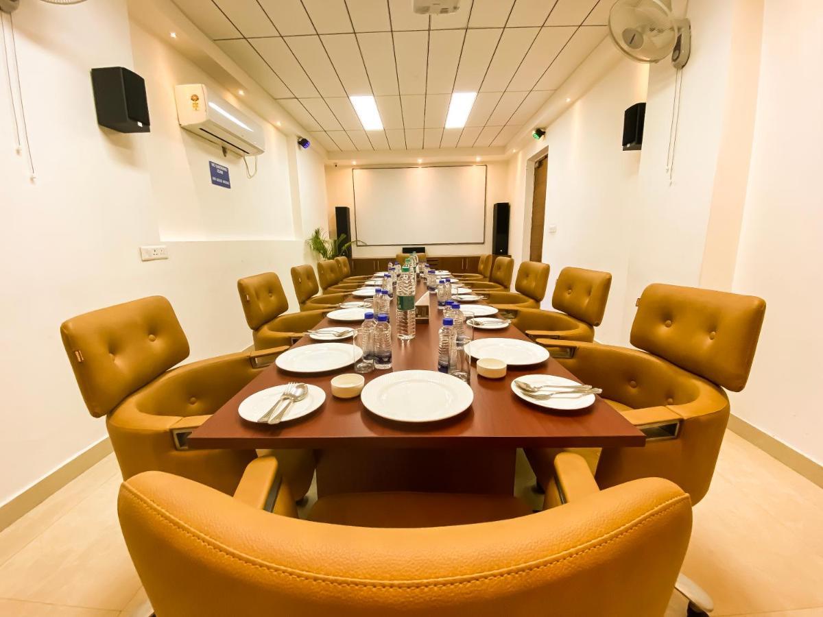 Sky Suites Гургаон Екстериор снимка